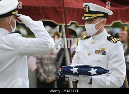 Swoyersville, Usa. Mai 2021. Maskierte Navy-Dienstmitglieder grüßen und halten die amerikanische Flagge bei der Beerdigung des Veteranen Samuel Greenbergs aus dem Zweiten Weltkrieg. Kredit: SOPA Images Limited/Alamy Live Nachrichten Stockfoto