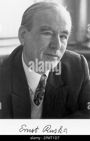 ERNST RUSKA (1906-1988) deutscher Physiker, der das erste Elektron entwarf Mikroskop Stockfoto