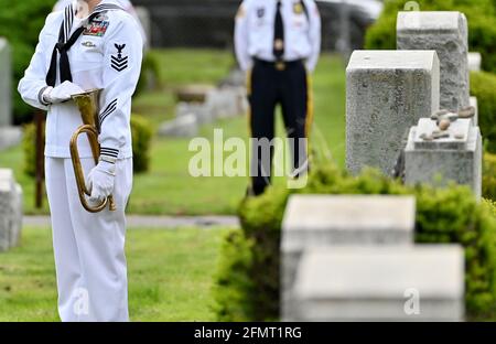 Swoyersville, Usa. Mai 2021. Ein Navy-Bugler wartet darauf, Taps bei einem Kriegsveteranen-Begräbnis zu spielen. (Foto von Aimee Dilger/SOPA Images/Sipa USA) Quelle: SIPA USA/Alamy Live News Stockfoto