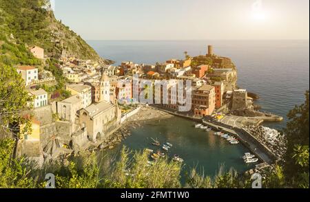 Vernazza, Ligurien, Italien. Juni 2020. Ein Aussichtspunkt von der Spitze des Hügels in Richtung des Küstendorfes. Die bunten Häuser stechen hervor. Menschen baden darin Stockfoto