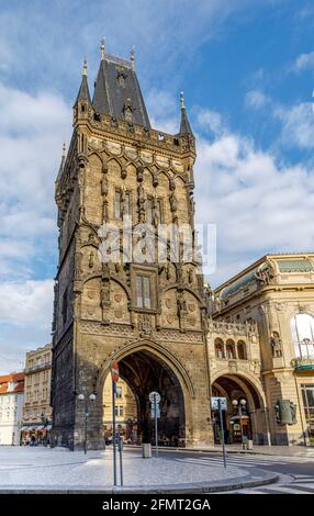 Prag, Tschechische republik - 12. September 2019: Celetna Straße und Pulverturm, gotisches Stadttor zum alten Prag. Stockfoto