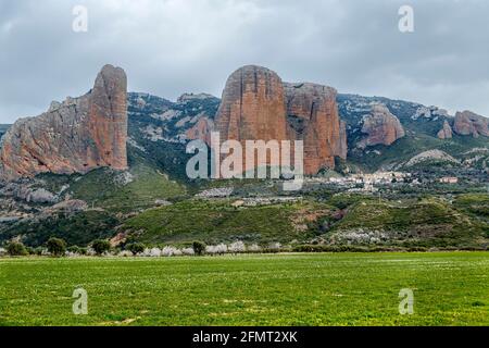 Mallos De Riglos sind die malerischen Felsen in Huesca Provinz in Spanien Stockfoto