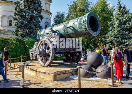 Moskau - 15. August 2018: Touristen werden im Winter in der Nähe der Zar Cannon (König Cannon) im Moskauer Kreml fotografiert. UNESCO-Weltkulturerbe. Stockfoto