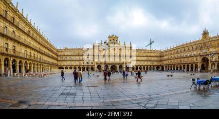 Salamanca, Spanien - 11. Januar 2019: Die Plaza Mayor ist ein urbaner Raum, der zwischen 1729 und 1756 im Barockstil erbaut wurde Stockfoto