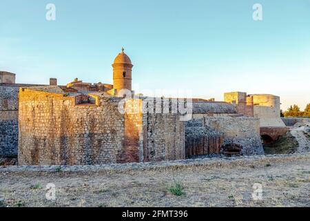 Graben und Festungswälle von Salses le Chateau, Languedoc Roussillon, Frankreich. Stockfoto