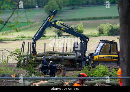 Aylesbury Valle, Buckinghamshire, Großbritannien. Mai 2021. Die Polizei von Thames Valley wurde heute von Stop HS2-Demonstranten gerufen, als HS2 Bäume in Jones Hill Wood fällte, obwohl die HS2-Lizenz von Natural England angeblich abgelaufen war. Seltene Barbaren Fledermäuse sind bekannt, in den Wäldern zu brüten. Der Wald soll den lokalen Autor Roald Dahl dazu inspiriert haben, den beliebten Kinderroman, den fantastischen Mr. Fox, zu schreiben. Die High Speed Rail 2 von London nach Birmingham schnitzt eine riesige Narbe über die Chilterns. Quelle: Maureen McLean/Alamy Live News Stockfoto