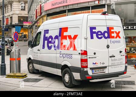 Wien, Österreich - November 2019: Fed Ex-Lieferwagen parkte auf einer Straße, während er Lagerbestände an die Geschäfte in der Wiener Innenstadt lieferte Stockfoto