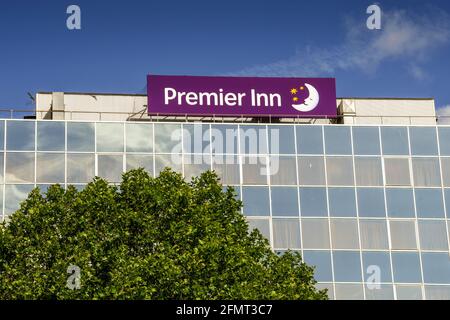 London, England - Juni 2018: Außenansicht des Premier Inn Hotels in Wembley im Norden Londons. Es ist die größte Hotelkette Großbritanniens. Stockfoto