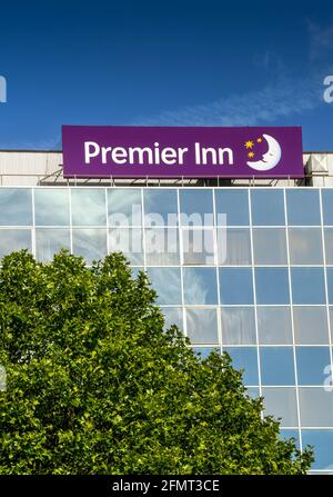 London, England - Juni 2018: Außenansicht des Premier Inn Hotels in Wembley im Norden Londons. Es ist die größte Hotelkette Großbritanniens. Stockfoto