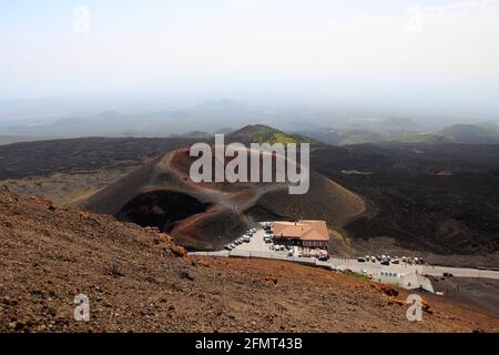 ITALIEN, SIZILIEN, CATANIA, ÄTNA - 30. SEPTEMBER 2012: Blick auf die Crateri Silvestri Stockfoto