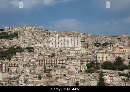 ITALIEN, SIZILIEN, PROVINZ RAGUSA, MODICA - 01. OKTOBER 2012: .Stadtbild von Modica in Sizilien. Stockfoto