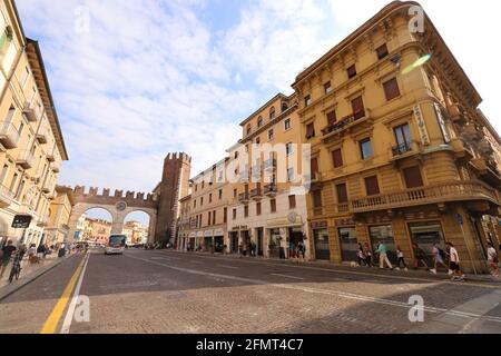 ITALIEN, VENETIEN, VERONA - 15. SEPTEMBER 2019: Der Torbogen 'Portoni della Brà' in Verona Stockfoto