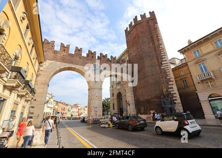 ITALIEN, VENETIEN, VERONA - 15. SEPTEMBER 2019: Der Torbogen 'Portoni della Brà' in Verona Stockfoto