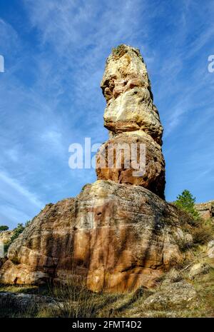 Kurioser Naturfelsen im Pinienwald von Siguenza Guadalajara, Spanien Stockfoto