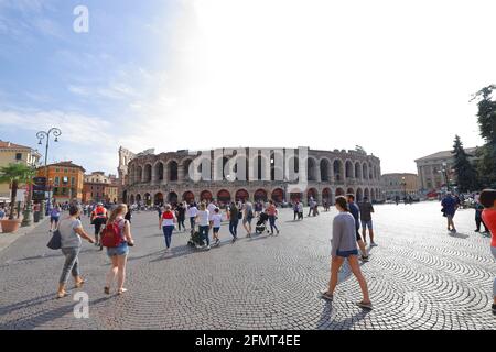 ITALIEN, VENETIEN, VERONA - 15. SEPTEMBER 2019; Piazza Bra und Arena di Verona Stockfoto