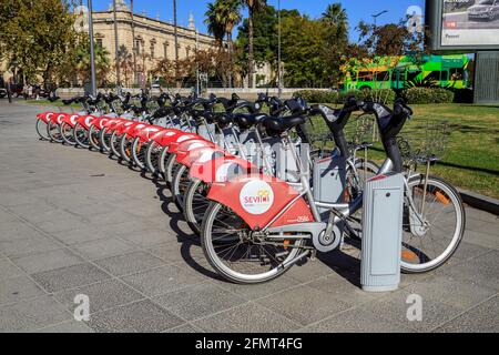 SEVILLA, SPANIEN - 27. NOVEMBER: Eine Reihe von Fahrrädern im Austauschprogramm Sevici Community in Sevilla, Spanien am 27. November 2013. Die Leute können Fahrräder mieten Stockfoto
