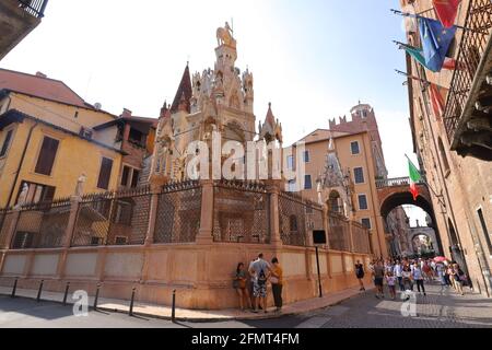 ITALIEN, VENETIEN, VERONA - 15. SEPTEMBER 2019: Scaligergräber mit dem Grab von Cansignorio im Vordergrund Stockfoto