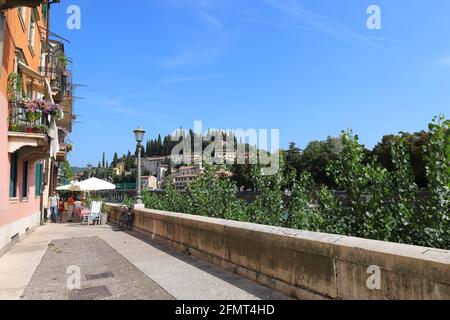 ITALIEN, VENETIEN, VERONA - 15. SEPTEMBER 2019: Blick vom Lungadige Tullio Donatelli auf Castel San Pietro Stockfoto