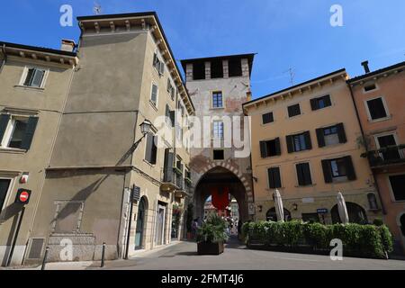 ITALIEN, VENETIEN, VERONA - 15. SEPTEMBER 2019: Ponte Pietra Torturm in Verona Stockfoto