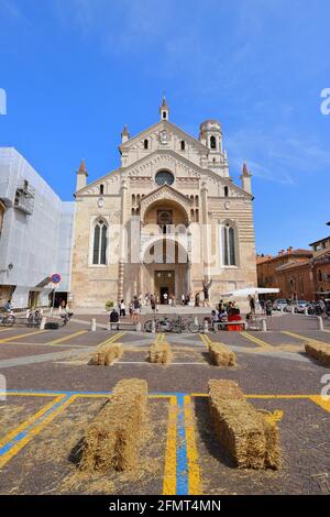 ITALIEN, VENETIEN, VERONA - 15. SEPTEMBER 2019: Piazza Duomo mit der Kathedrale von Verona während des Festivals Tocati Stockfoto