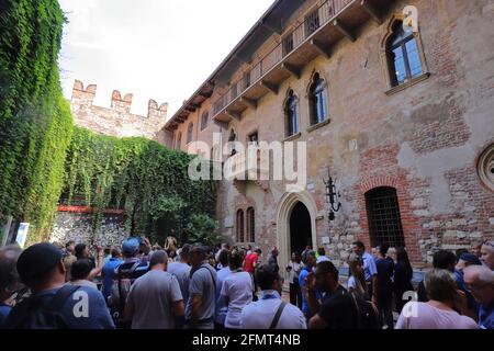 ITALIEN, VENETIEN, VERONA - 15. SEPTEMBER 2019; Innenhof der Via Cappello Nr. 23 mit dem Balkon von Juliet Stockfoto