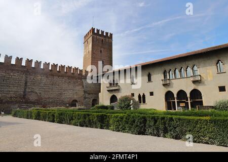 ITALIEN, VENETIEN, VERONA - 15. SEPTEMBER 2019: Innenhof des alten Schlosses 'Castelvecchio' in Verona Stockfoto