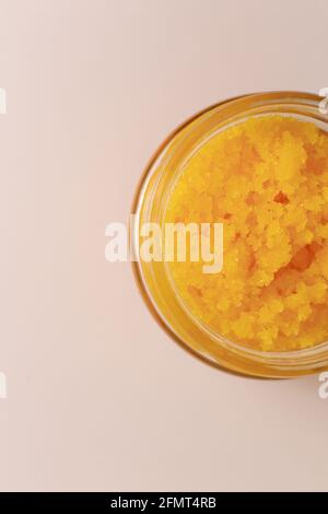 Körperpeeling von Meersalz mit Zitrone, Rosmarin und Olivenöl im Glas auf Steintisch, hausgemachte Kosmetik für die Spa-Pflege Stockfoto