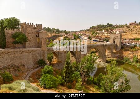 Stadt Toledo in der Nähe der Brücke Puente de Alcantara über den Fluss Tajo, Spanien Stockfoto