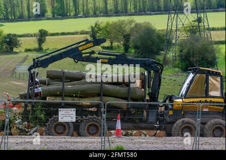 Aylesbury Valle, Buckinghamshire, Großbritannien. Mai 2021. Die Polizei von Thames Valley wurde heute von Stop HS2-Demonstranten gerufen, als HS2 Bäume in Jones Hill Wood fällte, obwohl die HS2-Lizenz von Natural England angeblich abgelaufen war. Seltene Barbaren Fledermäuse sind bekannt, in den Wäldern zu brüten. Der Wald soll den lokalen Autor Roald Dahl dazu inspiriert haben, den beliebten Kinderroman, den fantastischen Mr. Fox, zu schreiben. Die High Speed Rail 2 von London nach Birmingham schnitzt eine riesige Narbe über die Chilterns. Quelle: Maureen McLean/Alamy Stockfoto