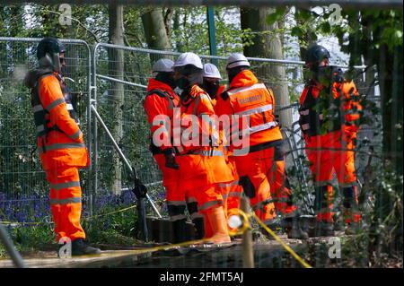 Aylesbury Valle, Buckinghamshire, Großbritannien. Mai 2021. Die Polizei von Thames Valley wurde heute von Stop HS2-Demonstranten gerufen, als HS2 Bäume in Jones Hill Wood fällte, obwohl die HS2-Lizenz von Natural England angeblich abgelaufen war. Seltene Barbaren Fledermäuse sind bekannt, in den Wäldern zu brüten. Der Wald soll den lokalen Autor Roald Dahl dazu inspiriert haben, den beliebten Kinderroman, den fantastischen Mr. Fox, zu schreiben. Die High Speed Rail 2 von London nach Birmingham schnitzt eine riesige Narbe über die Chilterns. Quelle: Maureen McLean/Alamy Stockfoto