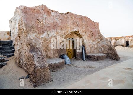 SAHARA, TUNESIEN - 18. AUGUST 2014: Verlassene Sets für die Dreharbeiten zum Film Star Wars in der Sahara-Wüste auf einem Hintergrund von Sanddünen in der Sahara Stockfoto