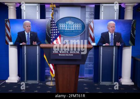 Washington, DC, USA. Mai 2021. Monitore zeigen, dass US-Präsident Joe Biden an einem virtuellen Treffen mit Gouverneuren zu COVID-19-Impfprogrammen im James Brady Press Briefing Room des Weißen Hauses in Washington, DC, USA, am 11. Mai 2021 teilnimmt.Quelle: Michael Reynolds/Pool via CNP Quelle: dpa/Alamy Live News Stockfoto