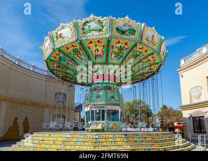 Wien, Österreich - 18. September 2019: Der Wiener Prater ist ein moderner Themenpark mit über 250 Attraktionen, die für Adrenalin sorgen. Blick auf den Riesenblick Stockfoto