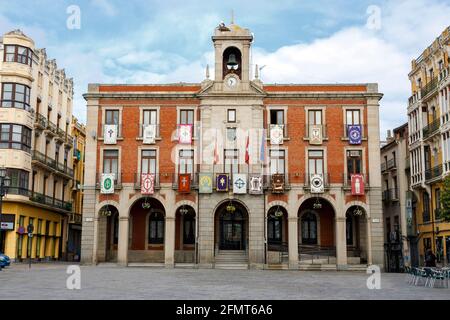 Zamora, Spanien - 22. März 2016: Neues Rathaus von Zamora, einer Stadt im Westen Spaniens. Es hat eine große historische und kulturelle Vergangenheit. Stockfoto