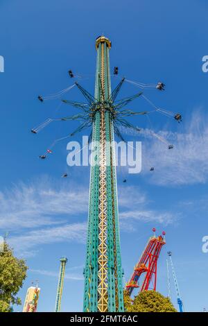 Wien, Österreich - 18. September 2019: Der Wiener Prater ist ein moderner Themenpark mit über 250 Attraktionen, die für Adrenalin sorgen. Vertikaler Schwenk Stockfoto