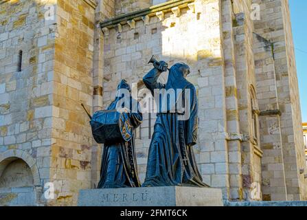 Zamora, Spanien - 6. Januar 2019: Hauptfassade der Kirche San Juan Bautista auf dem Bürgermeisterplatz von Zamora mit einer Merlu-osterstatue. Castilla und Leon Sp Stockfoto