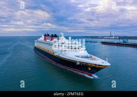 Disney magisches Kreuzschiff, das in southampton eintrifft, ist aufgrund des pandemischen Coronavirus leer. Disney Magic ist das erste Kreuzfahrt-Schiff im Besitz von Walt Disney Stockfoto