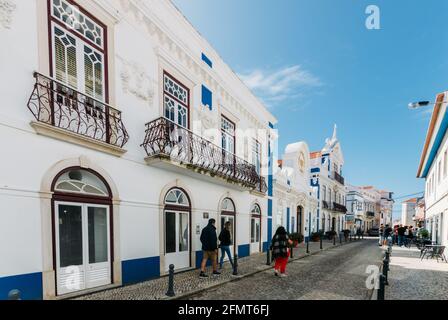 Whiteashed Gebäude im Küstendorf Ericeira, Portugal. Stockfoto