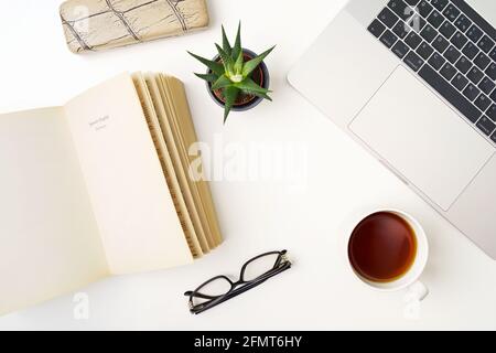 Draufsicht Flachliege mit Notizbuch und Tasse Kaffee Stockfoto