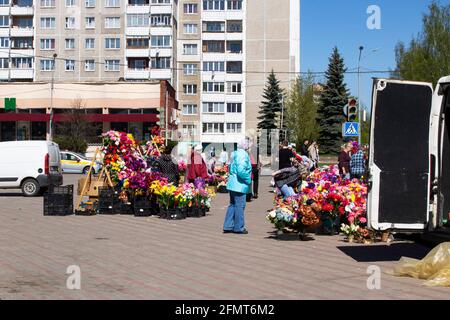 WEISSRUSSLAND, NOVOPOLOTSK - 11. MAI 2021: Verkauf von künstlichen Blumen auf der Straße Stockfoto