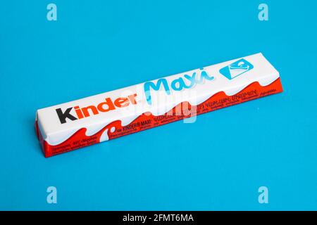 WEISSRUSSLAND, NOVOPOLOTSK - 11. MAI 2021: Kinder maxi auf blauem Hintergrund aus der Nähe Stockfoto