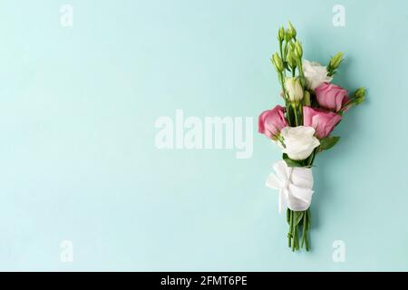 Blumenstrauß eustoma rosa und weiß auf blauem Hintergrund Stockfoto