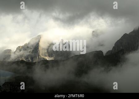 Nuvole sulle Dolomiti, Panorama da Passo Rolle Stockfoto