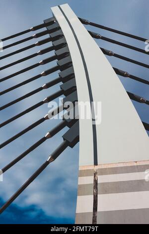 Oberer Teil der Brücke von unten gesehen Stockfoto