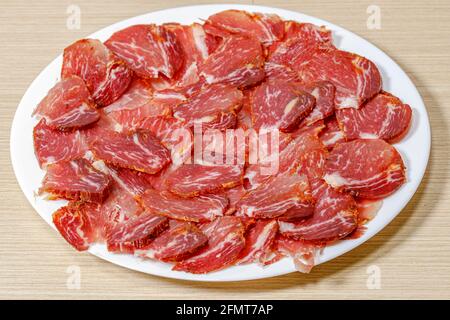 Viel spanischer serrano-Schinken und spanische Wurst, Fuet, iberischer Schweinelende Stockfoto