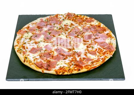 Pizza mit Tomaten, Käse und Auberginen auf weißem Hintergrund Stockfoto
