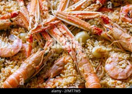 Traditionelle spanische Paella mit Garnelen auf großer Pfanne Stockfoto