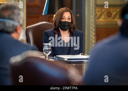 DIE US-Vizepräsidentin Kamala Harris hält während eines Treffens mit Mitgliedern des Asian Pacific American Caucus des Kongresses im Eisenhower Executive Office Building auf dem Campus des Weißen Hauses in Washington, DC, USA, am 11. Mai 2021 eine Rede.Quelle: Shawn Thew/Pool via CNP /MediaPunch Stockfoto