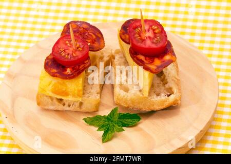 Spanisches Omelett mit Chorizo Iberico, typisches Cover montadito Stockfoto