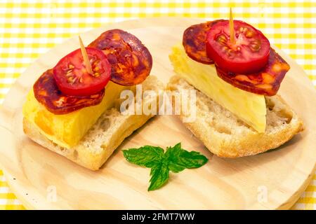 Spanisches Omelett mit Chorizo Iberico, typisches Cover montadito Stockfoto